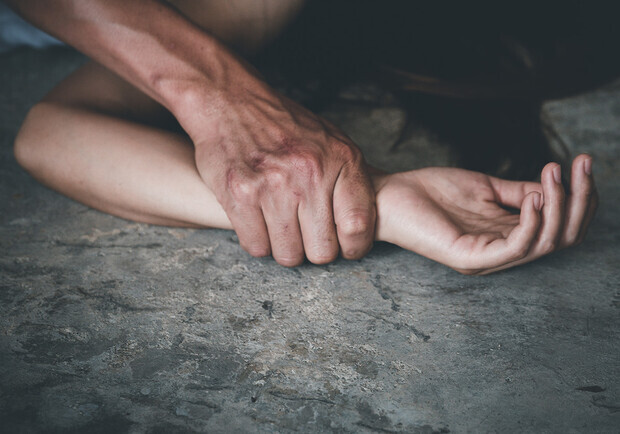 Під Одесою 48-річний чоловік зґвалтував 14-річну дівчинку, яка пішла до лісосмуги по горіхи