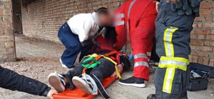 У Дніпрі дівчина-підліток впала з покинутої недобудови: її госпіталізували