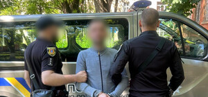 В Одесі чоловік у маршрутці вдарив пасажира ножем і розпилив йому в обличчя газ: подробиці інциденту