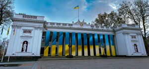 В Одессе со здания городского совета убрали государственные флаги: почему