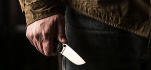 Попросил переночевать из-за комендантского часа: в Харькове мужчина пытался зарезать женщину и ее дочь