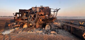 Окупанти обстріляли комбайн та поле пшениці у Харківській області