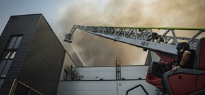 Спасатели больше суток борются с огнем после обстрела складов под Харьковом