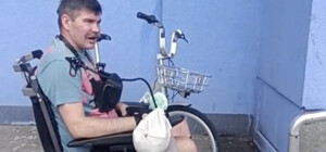 В Киеве охрана не пустила в метро мужчину с инвалидностью из-за толкования правил