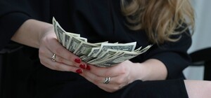 Курс валют в Україні 10 серпня 2025 року: скільки коштує долар та євро