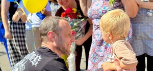 Уперше обійняв маленького сина: на Одещину повернувся останній із полонених оборонців Зміїного