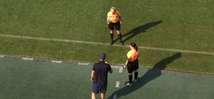 Арбітриня показала жовту картку за російську мову на матчі чемпіонату України серед жінок