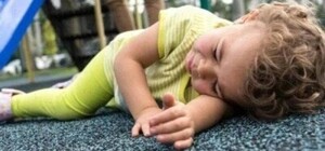 В Днепре в парке Шевченко на ребенка упала инсталляция в виде барного стула: девочка в коме