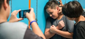 У Кривому Розі підлітки познущалися з 14-річної школярки та зняли все на відео