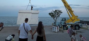 На Ланжероне демонтирован скандальный киоск Pianocoffee: кран вывез МАФ под музыку