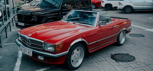 В Киеве заметили затюнингованный редкий Mercedes-Benz 560 SL