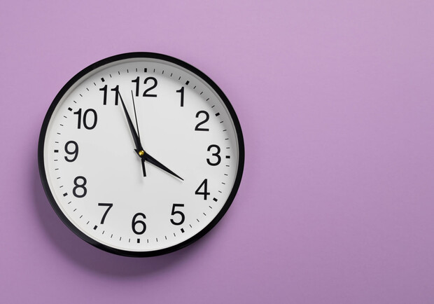 Коли та куди переводимо годинники в Україні у жовтні 2025 року. 