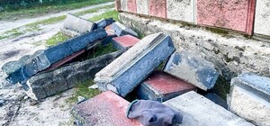 Под Днепром на 10-летнего мальчика упал металлический забор