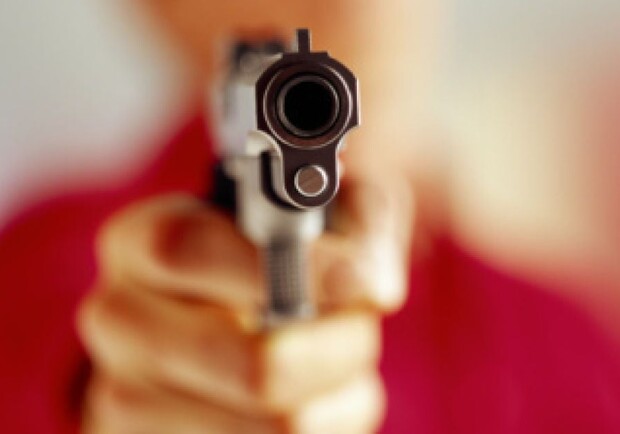 В Запорожье подростки угрожали пенсионеркам пистолетом: родителей наказали 