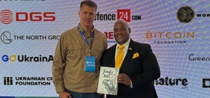 У Лос-Анджелесі презентували книгу Jingle Bellz колишнього військовополоненого Олексія Анулі