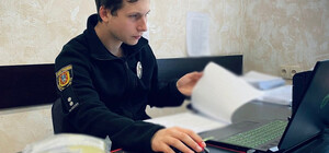 В Одессе женщина сорвала флаг Украины с фасада магазина: полиция сообщила ей о подозрении