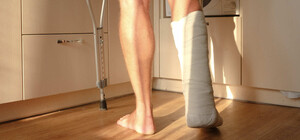 У Винниках сусіди побили ветерана та його дружину, бо їм заважав стукіт милиць: відео 