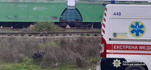 Залез на крышу поезда: в Одесской области на железной дороге травмировался мужчина