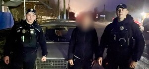 Выбросил на дорогу: в Одесской области мужчина пытался избавиться от щенков