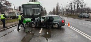 На Новых Домах троллейбус с пассажирами попал в ДТП