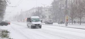 В Запорожье дороги убирают 53 единицы спецтехники: водителей просят не оставлять авто на обочинах