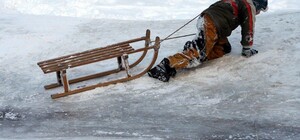 В Купянском районе 11-летний мальчик попал под обстрел во время катания на санках