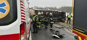 Біля Львова сталася смертельна аварія за участі вантажівки: фото з місця ДТП 