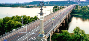 Міст Патона у Києві поки не закривають: але для транспорту залишаються суворі обмеження