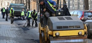 У Львові ліквідовують ями на дорогах 