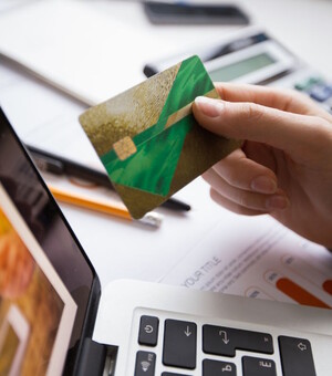 Украинцам могут заблокировать карты: какую сумму теперь контролируют банки