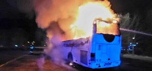 Через падіння високовольтного кабелю у Львові стався вибух і загорівся автобус 