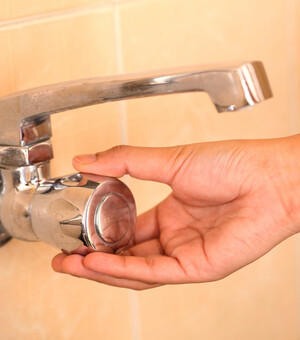 5 идей, как подготовиться к долгому отключению воды и сколько это будет стоить