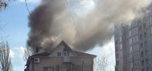 Россияне атаковали Запорожье 13 апреля: есть травмированные и пожар