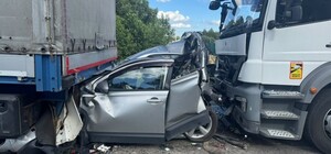 Дві вантажівки розчавили автомобіль Nissan Qashqai на трасі біля Львова