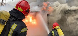 Палали автомайстерні та резервуари з олією: росіяни вночі масовано атакували безпілотниками підприємства Одещини
