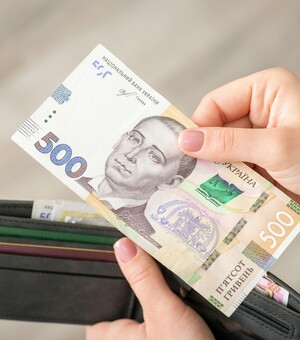 Чи можуть в Україні зменшити оклад або скасувати премію через 