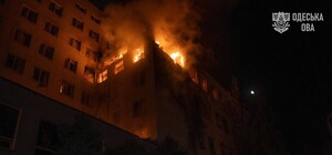 Ворог ударив по бізнес-центру в Одесі: є поранений та руйнування