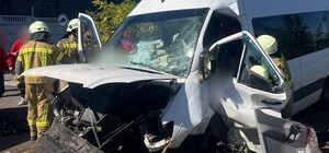 На трассе Одесса – Киев микроавтобус врезался в отбойник: погибла пассажирка, есть пострадавшие