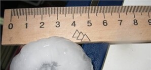 ФОТОРЕПОРТАЖ: Град в Крыму был размером с куриное яйцо и разбивал стекла машин