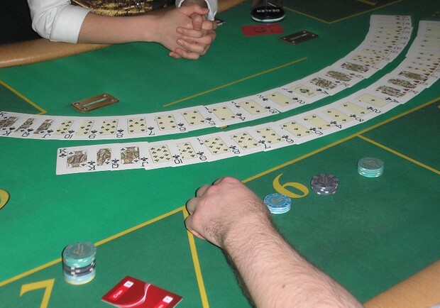 Журналисты выяснили, кто из них лучше всех играет в покер. Фото Vgorode.ua.