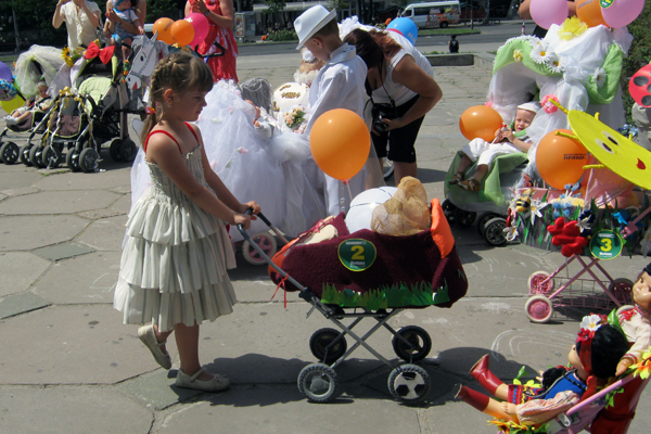 В Запорожье прошел парад детских колясок.
Фото vgorode.ua