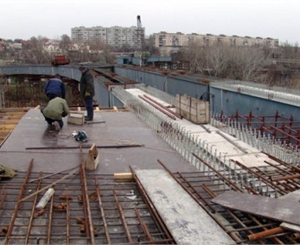 Мостостроители "претензий к местным властям не имеют". 
Фото vgorode.ua.