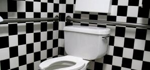 Киевляне по собственной воле пьют воду из канализации