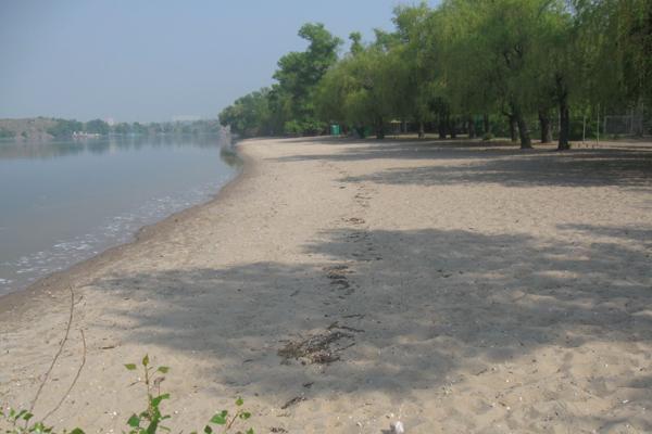 На новом пляже есть даже фонтанчики с водой и биотуалеты . Фото vgorode.ua