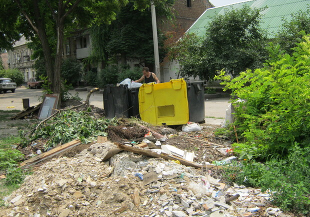 Теперь водители мусоровозов сами будут подметать за собой мусор. Фото Vgorode.ua.