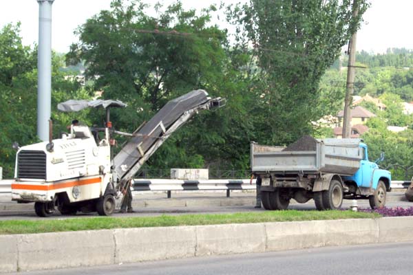 На дамбе снова ремонтируют дорогу. Фото Vgorode.ua.