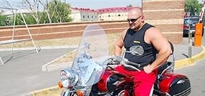 Украинский силач Василий Вирастюк вместе с байкерами побывал в Луганске
