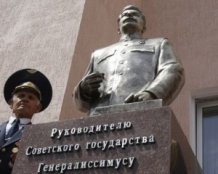 Запорожскую коммунистку мучают кошмары из-за отпиленной головы памятника Сталину. Фото vidgolos.com.