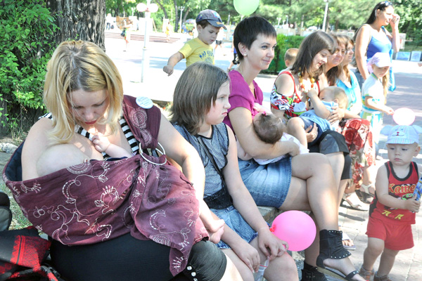 Молодые мамочки накормили малышей грудью на улице. Фото Павла Веселкова