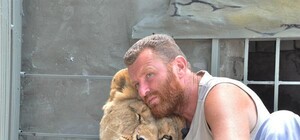 Эксперимент запорожца, который уже неделю живет в вольере с львицей, обернулся первой жертвой